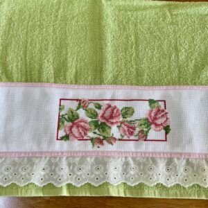 TOALLA ROSAS BORDADA EN PUNTO DE CRUZ